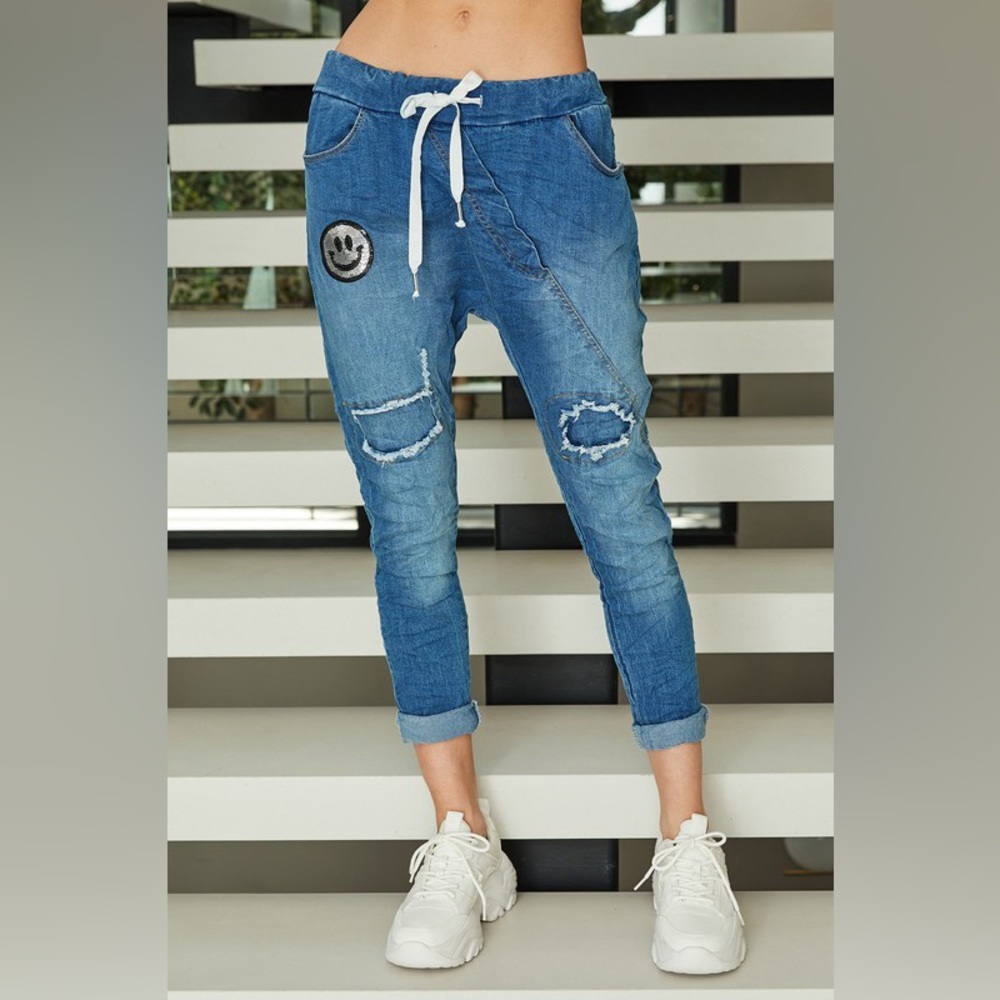 (61232-DEN) HAPPY FACE PATCH EMBELLISHED DISTRESSED DENIM CRINKLE JOGGER